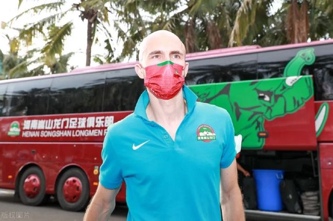 顷刻间这块没有指针的表立刻让伊萨克想起了凌晨时分可怕的梦魇，它同他在梦里见到的一模一样，此时心跳声戏剧般地压倒了一切声响，伊萨克再次被梦魇带来的恐惧所袭击。